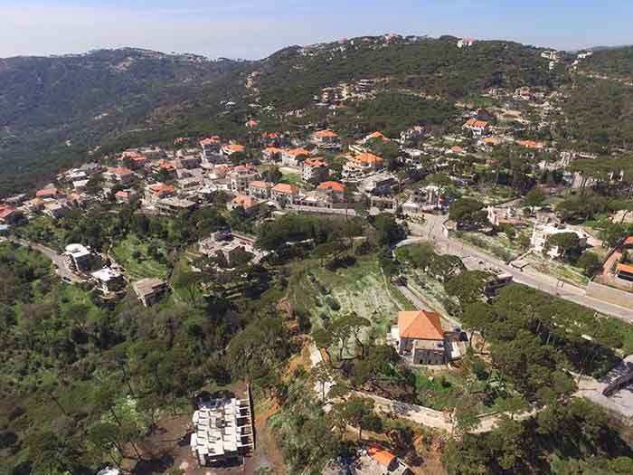 بتخنيه بلدة من بلدات قضاء بعبدا محاطة ببلدات: القلعة، تبيات، بمريم، قرنايل، دير الحرف وأرصون.-0