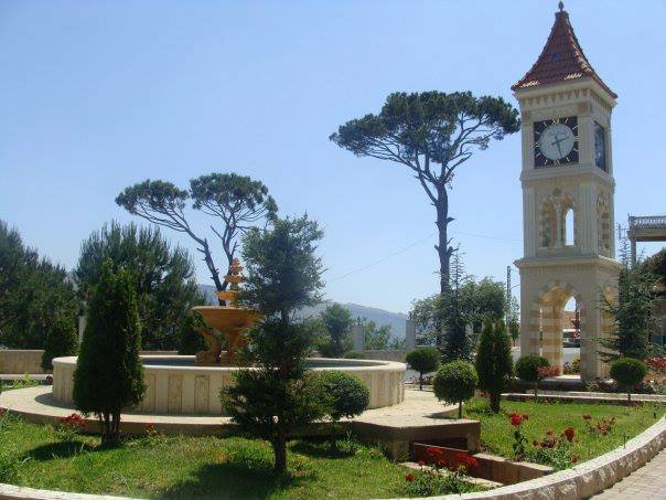 بتخنيه بلدة من بلدات قضاء بعبدا محاطة ببلدات: القلعة، تبيات، بمريم، قرنايل، دير الحرف وأرصون.-1